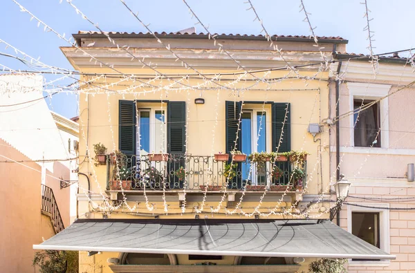 Balkon domu v La Maddalena Port, Itálie — Stock fotografie