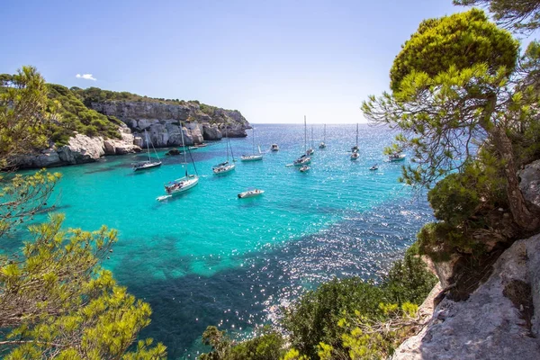 Boten en jachten op Macarella strand, Menorca, Spanje Spanje — Stockfoto