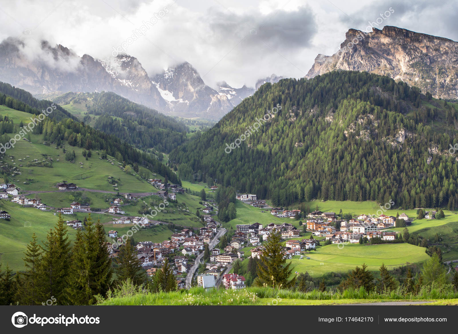 Selva Dorf in Südtirol, Dolomiten, Italien — Stockfoto © CAHKT 174642170