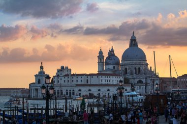 Bazilika Santa Maria della salute ve günbatımı gökyüzü, Venedik