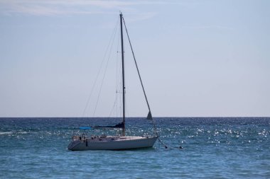 Küçük yalnız yat