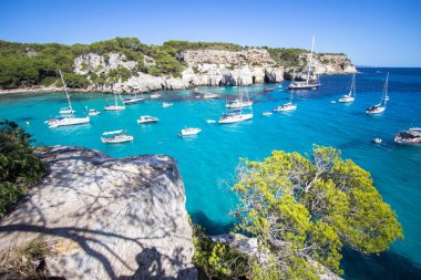 Tekneler ve yatlar Macarella plajda, Menorca, İspanya