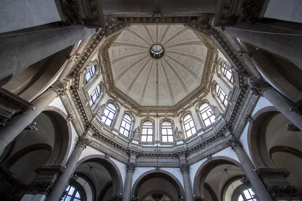 Interiér baziliky Santa Maria della Salute, Benátky — Stock fotografie