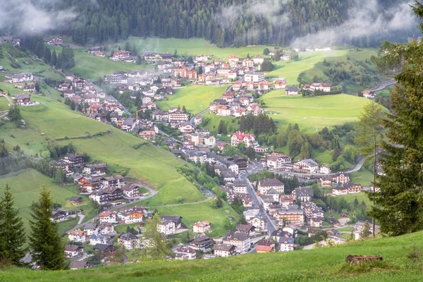 Alpesi faluban a köd felhők — Stock Fotó