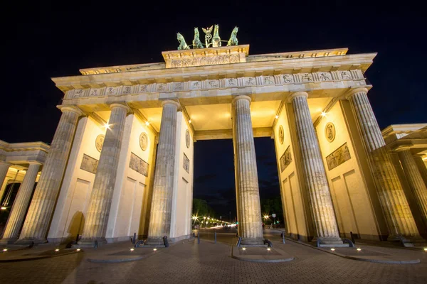 夜にベルリンのブランデンブルク — ストック写真