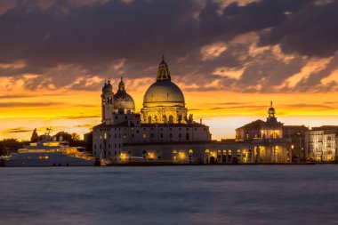 Bazilika Santa Maria della salute gün batımında, Venedik
