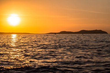 Denizin üzerinde gün batımı