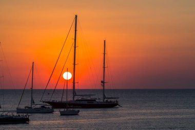 Günbatımında yatlar