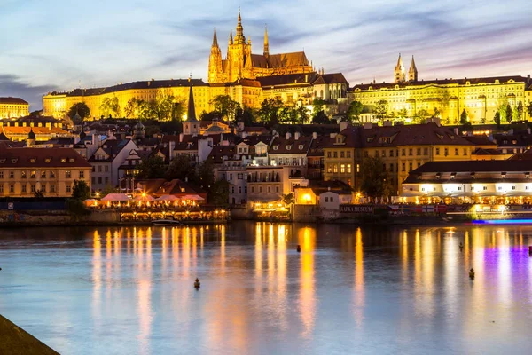 Castelo e catedral de São Vito em Praga à noite, República Checa — Fotografia de Stock