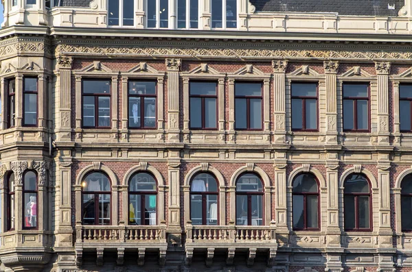 Prédios antigos tradicionais em Amsterdã — Fotografia de Stock