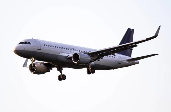 Atterrissage de l'avion à l'aéroport — Photo