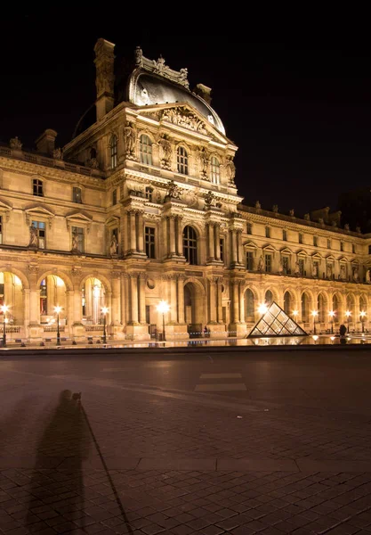 Musée Louvre v Paříži v noci — Stock fotografie