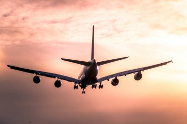 Gün batımında uçak inecek.