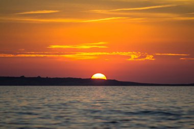 Denizin üzerinde gün batımı