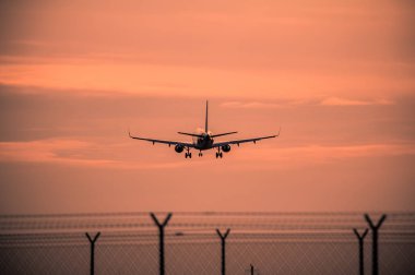 Gün batımında uçak inecek.