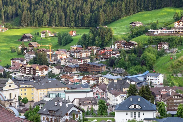 Idilliaco villaggio alpino — Foto Stock