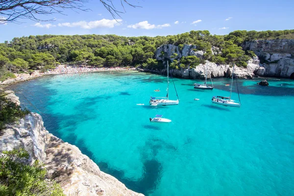 Hajók és jachtok az Macarella strandtól, Menorca, Spanyolország — Stock Fotó