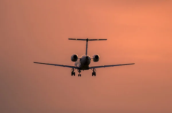 Avión aterrizando al atardecer —  Fotos de Stock