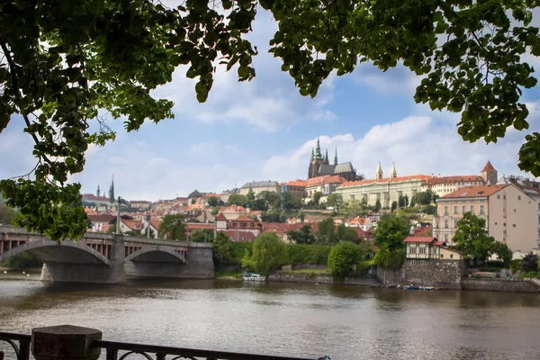 Castello di Praga e Ponte Carlo a Praga attraverso il fiume Moldava — Foto Stock