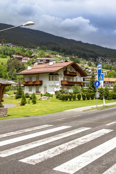 Typická alpská vesnice — Stock fotografie