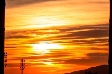 bulutlu gün batımı