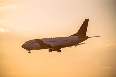 Gün batımında uçak inecek.