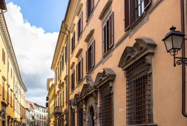 Enge straße in pisa, italien — Stockfoto