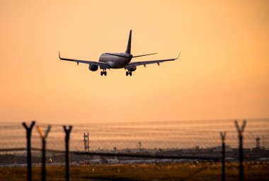 Gün batımında uçak inecek.