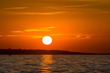 Denizin üzerinde gün batımı