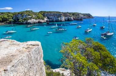 Tekneler ve yatlar Macarella plajda, Menorca, İspanya