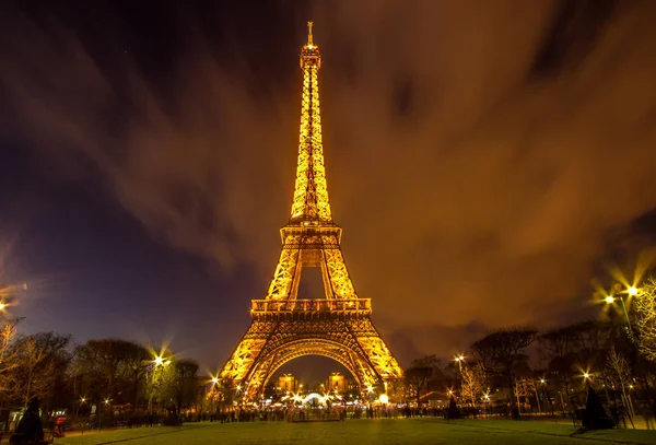 Eiffelova věž v noci v Paříži, Francie — Stock fotografie