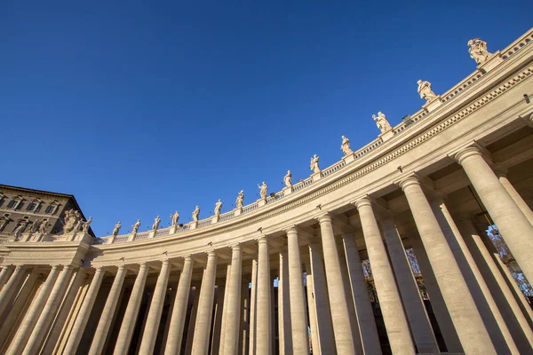 Colunas na Praça de São Pedro, Cidade do Vaticano, Itália — Fotografia de Stock