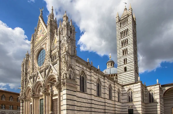 Katedra w Sienie w słoneczny letni dzień, Toskania, Włochy — Zdjęcie stockowe