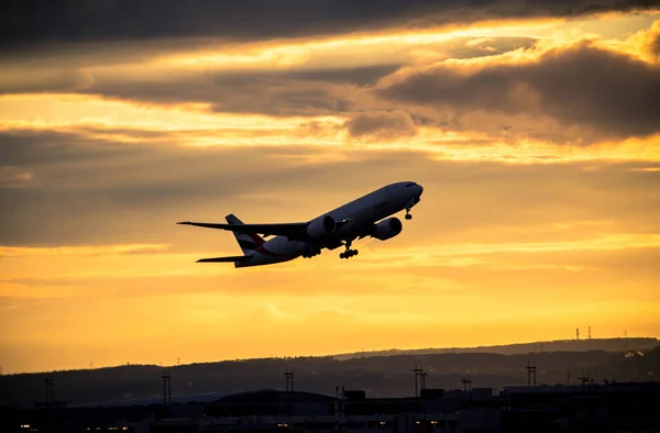 Silhuetten av flygplan vid solnedgången — Stockfoto