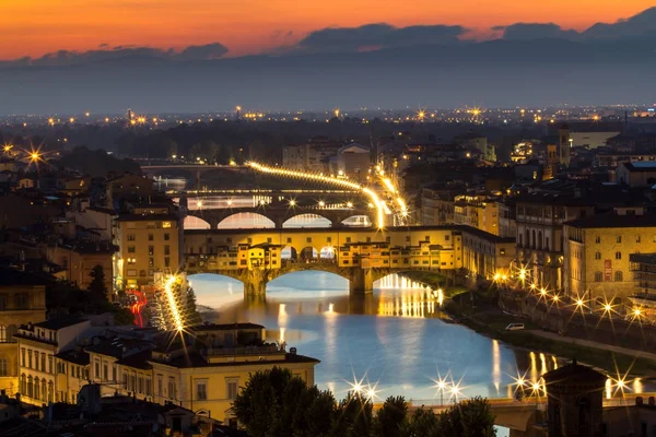 Excelente vista da Ponte Vecchio ao pôr do sol, Firenze, Itália — Fotografia de Stock