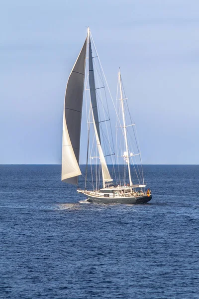 Zeilboot zeilen in de avond — Stockfoto