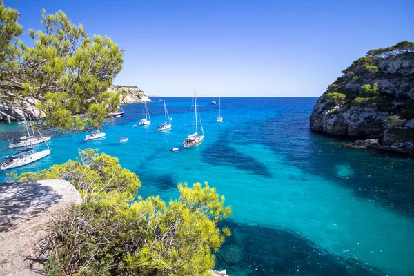 Boten en jachten op Macarella strand, Menorca, Spanje Spanje — Stockfoto