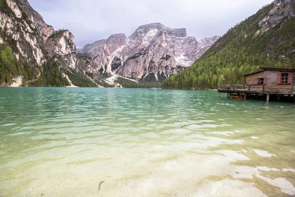 Jezioro Braies w regionie Dolomity, Włochy — Zdjęcie stockowe