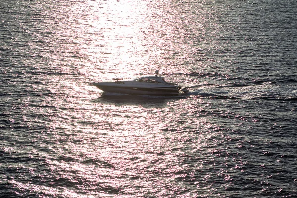 Piccolo yacht solitario — Foto Stock