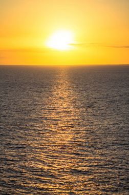 Denizin üzerinde gün batımı