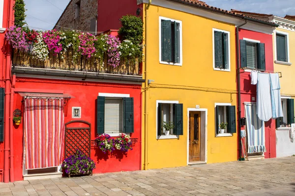Barevné domy v Burano, Benátky — Stock fotografie