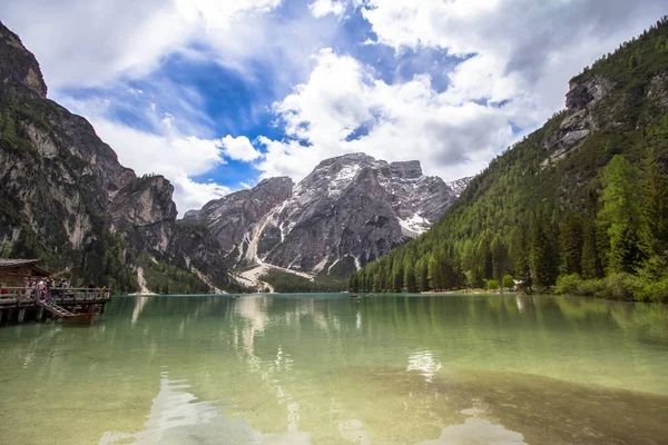 ドロミテ、イタリアの湖 Braies — ストック写真