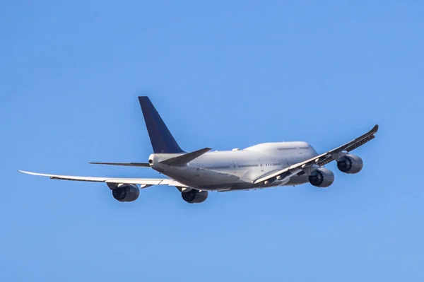 Avion de passagers décollant — Photo