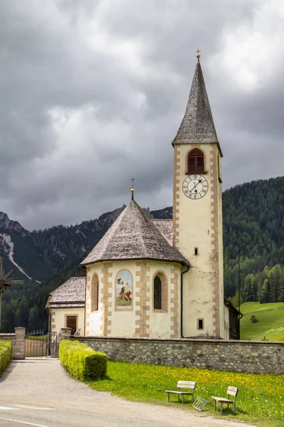 Pequena igreja branca nos alpes — Fotografia de Stock