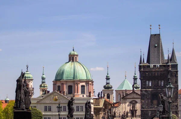 Franz-von-Assisi-Kirche und Karlsbrücke in Prag — Stockfoto
