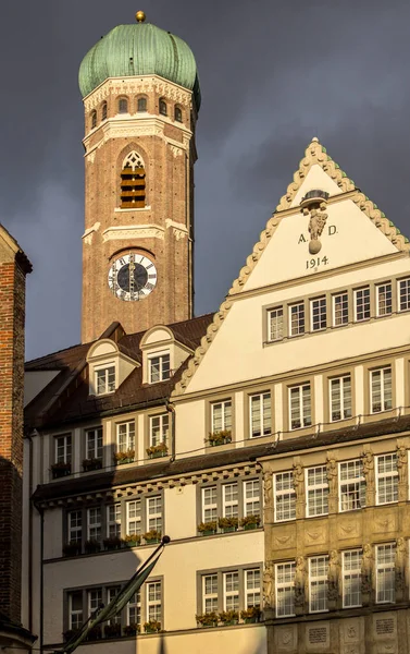 Frauenkirche v centru města Mnichov, Německo — Stock fotografie