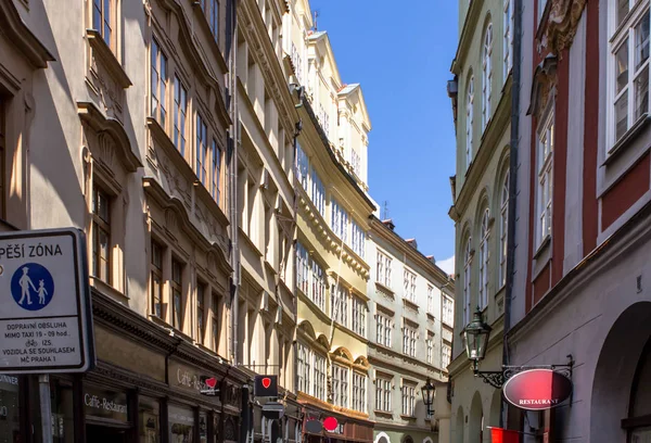 Historiska byggnader i gamla stan i Prag, Tjeckien — Stockfoto