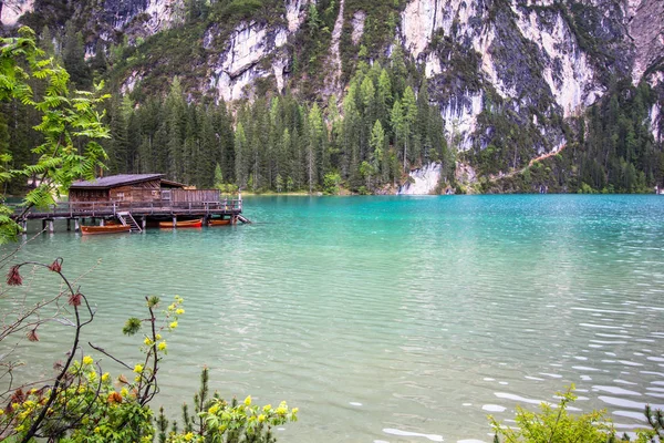 Lago Braies en Dolomitas, Italia — Foto de Stock