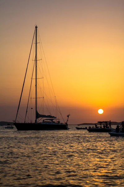 Západ slunce nad mořem s čluny — Stock fotografie