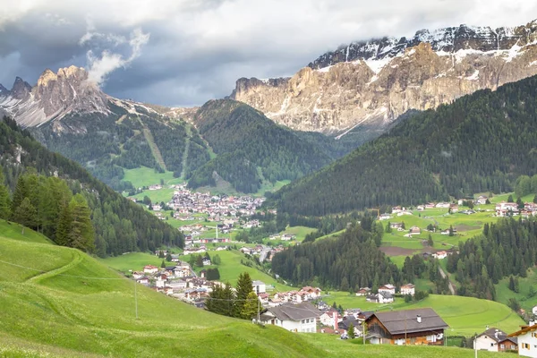 Selva dorp in Zuid-Tirol, Dolomieten, Italië — Stockfoto